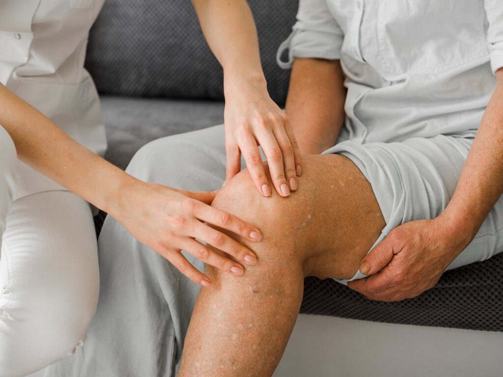 knee, orthopedics, therapy, pain, medical, health, physiotherapy, joint, arthritis, exercise, muscles, physiotherapist, treatment, healthcare, rehabilitation, orthopedic, examination, elderly, diagnosis, caregiver, nursing