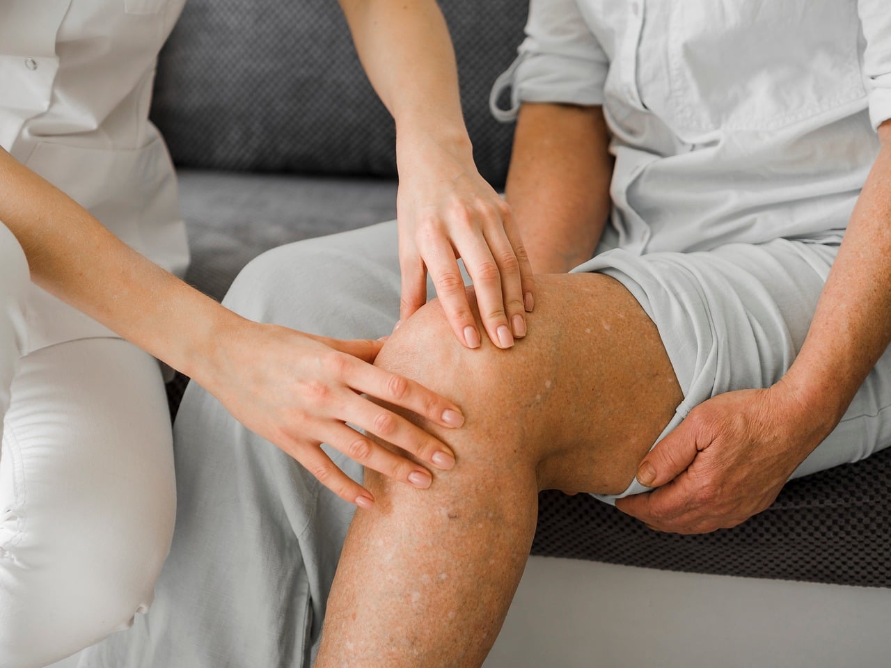 knee, orthopedics, therapy, pain, medical, health, physiotherapy, joint, arthritis, exercise, muscles, physiotherapist, treatment, healthcare, rehabilitation, orthopedic, examination, elderly, diagnosis, caregiver, nursing